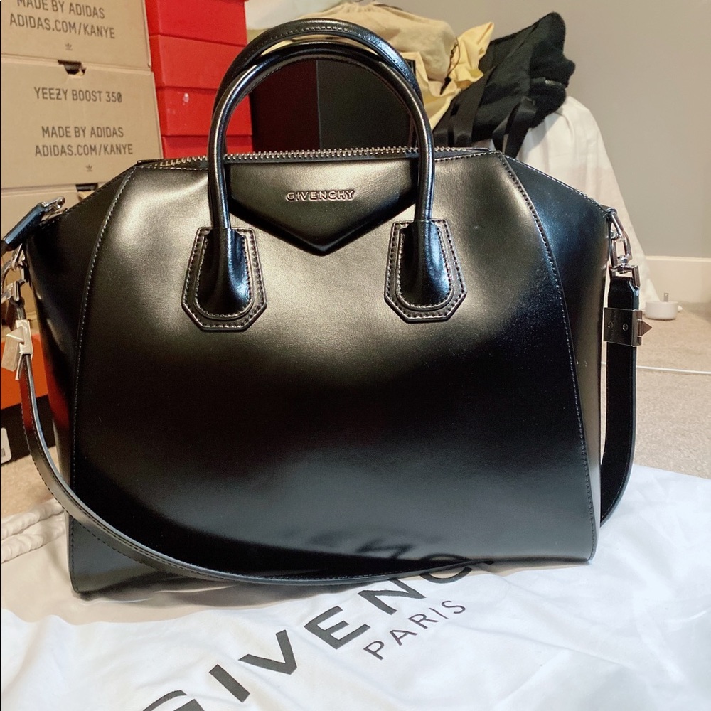 A excellent medium Givenchy bag